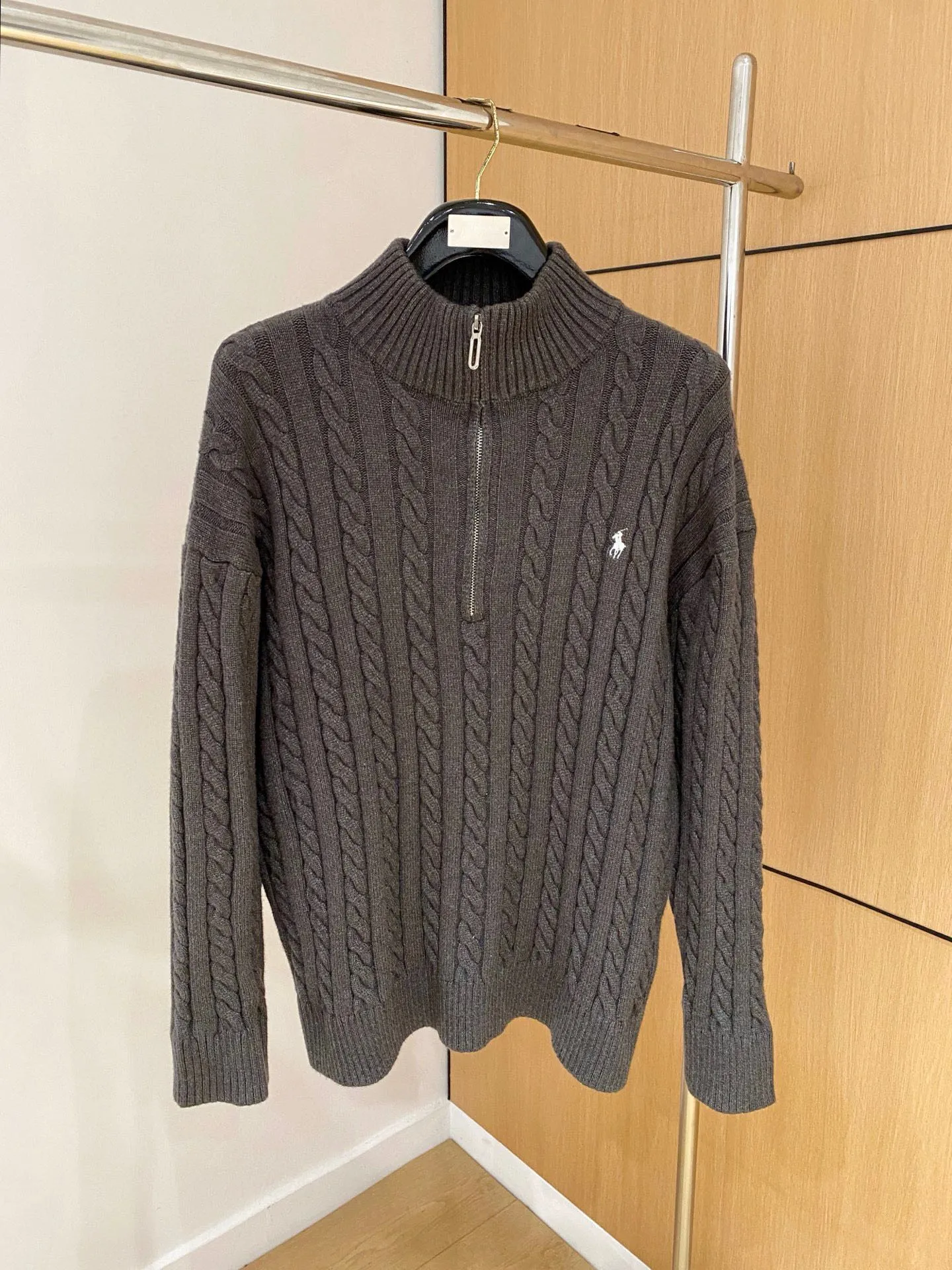 🅿️420 【POLO Paul】Autumn and winter classic round neck pullover sweater, in full condition! ! ! Wool blended fabric, the latest model in 2025, golden ratio! ! Slim-fitting soft gold, versatile and practical item, the combination and practicality are extremely powerful, simple and elegant, and classy! To create your own style, it is highly recommended to buy it in two colors. The standard slim fit tailoring process is suitable for both young and old men. It is knitted from wool and will not cause any discomfort! While keeping warm, it is stylish, textured and wearable, and the classic logo with contrasting colors on the chest feels in place! ! Recommended for regular customers! ! Size M-3XL (maximum wear: 190 pounds)